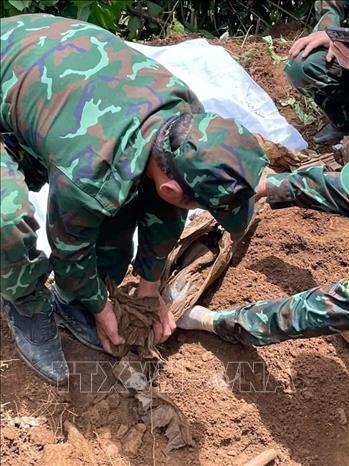 Cán bộ chiến sĩ Ban Chỉ huy Quân sự huyện Tu Mơ Rông tiến hành cất bốc, quy tập một hài cốt liệt sĩ được xác định đầy đủ thông tin. Ảnh: TTXVN phát